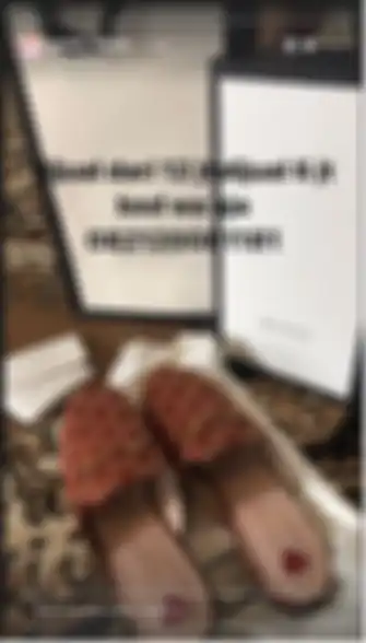 Pinkan Mambo menjual sandal Gucci. 