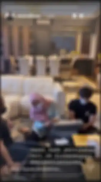 Aurel dan Atta membuka kado dari Irwan Musrry dan Maia Estianty