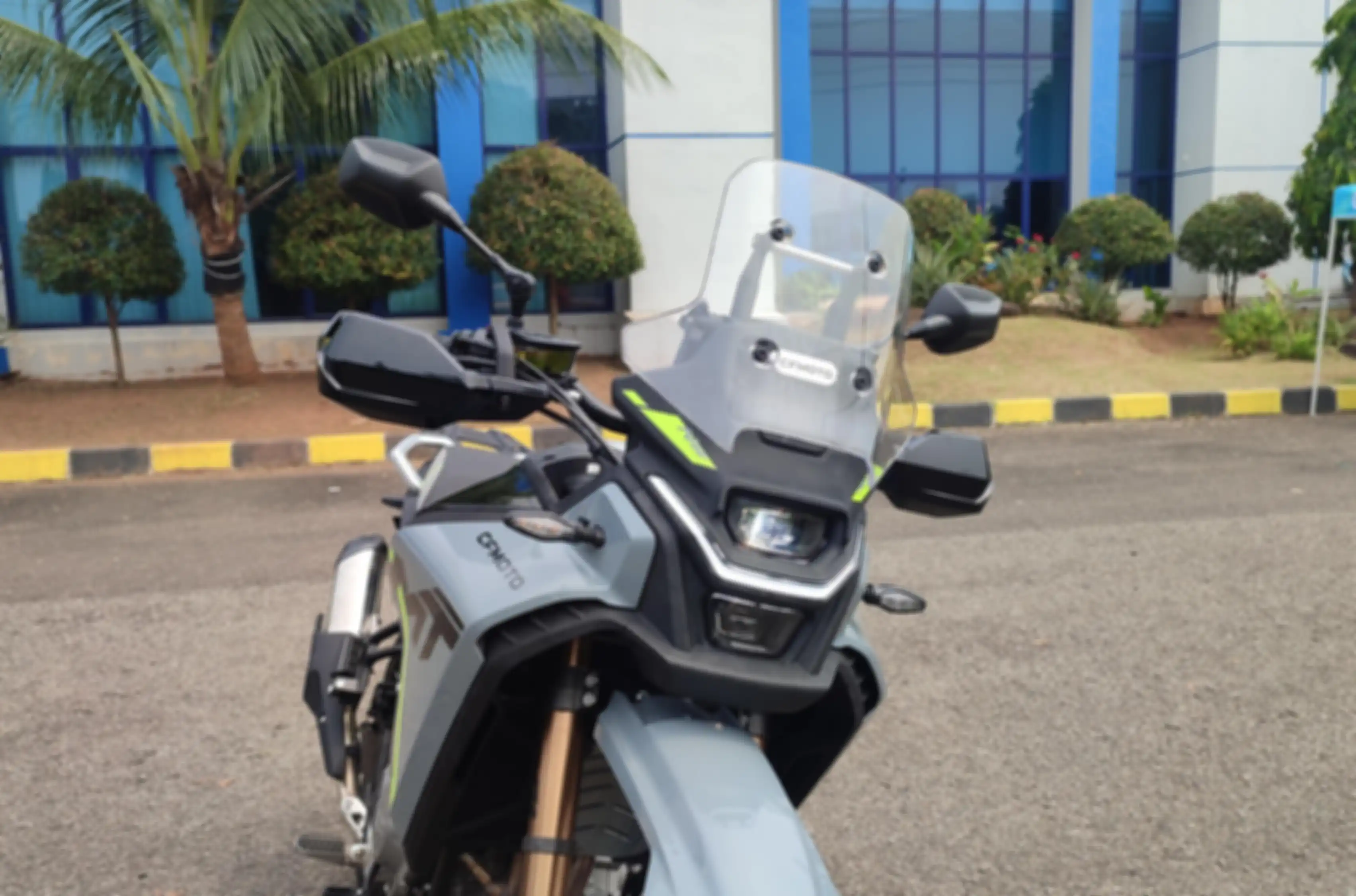 Fascia depan CFMoto 450 MT punya dua headlamp bertumpuk secara horizontal dan dipisah DRL.