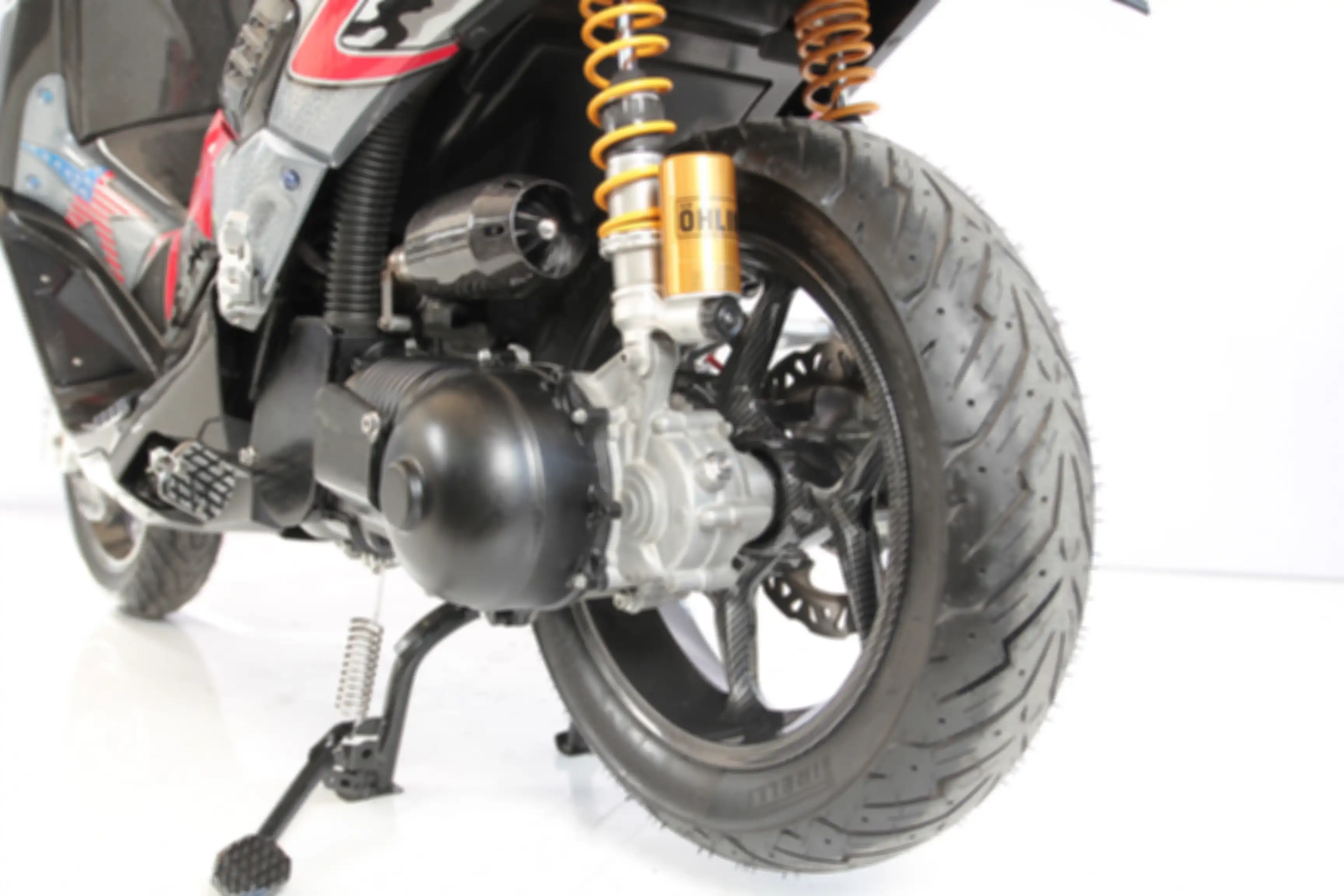 Suspensi belakang pakai Ohlins