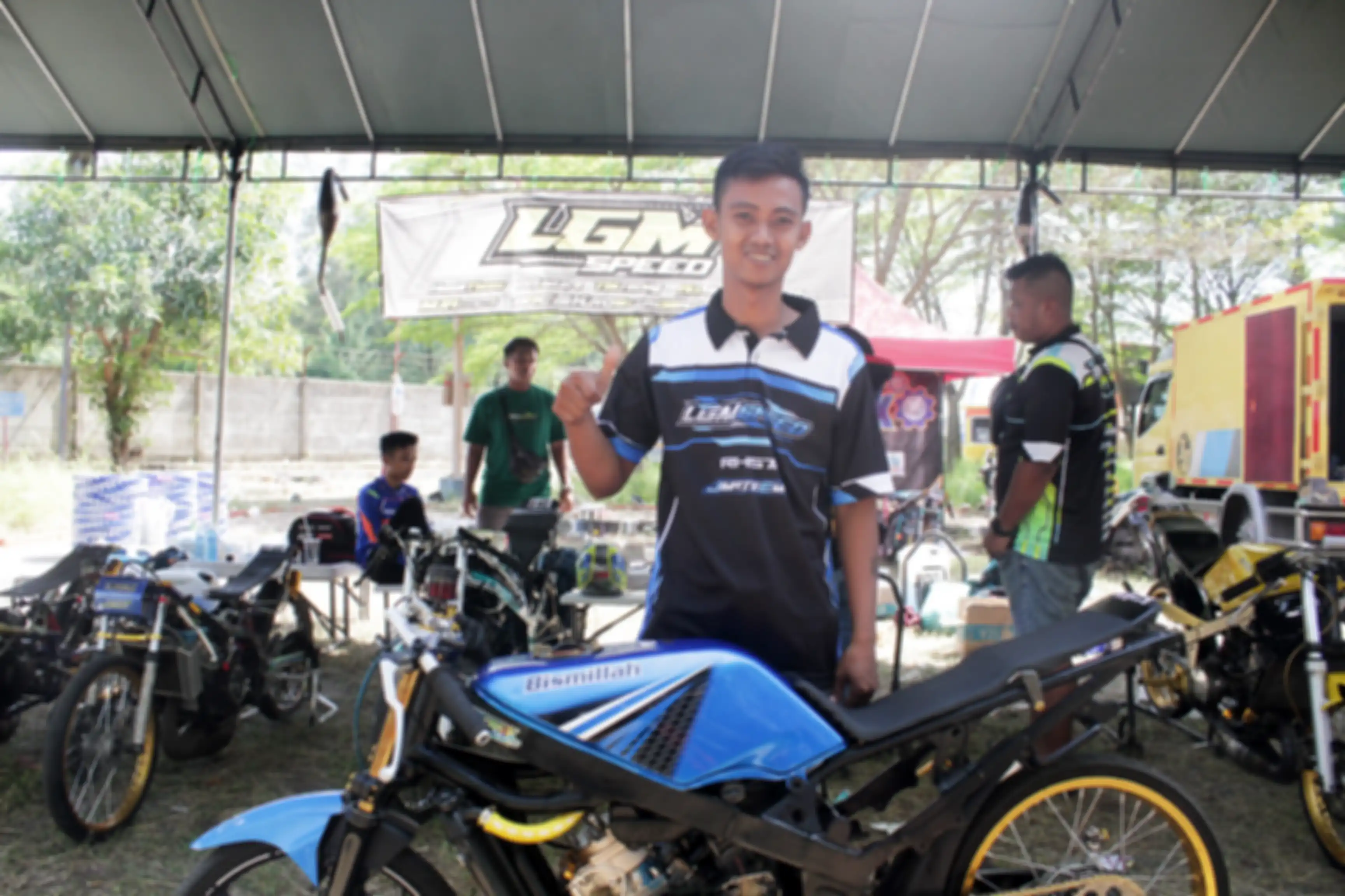 Ucok Tayut, juara umum lokal wilayah III di Drag Bike Indramayu (30/10). 