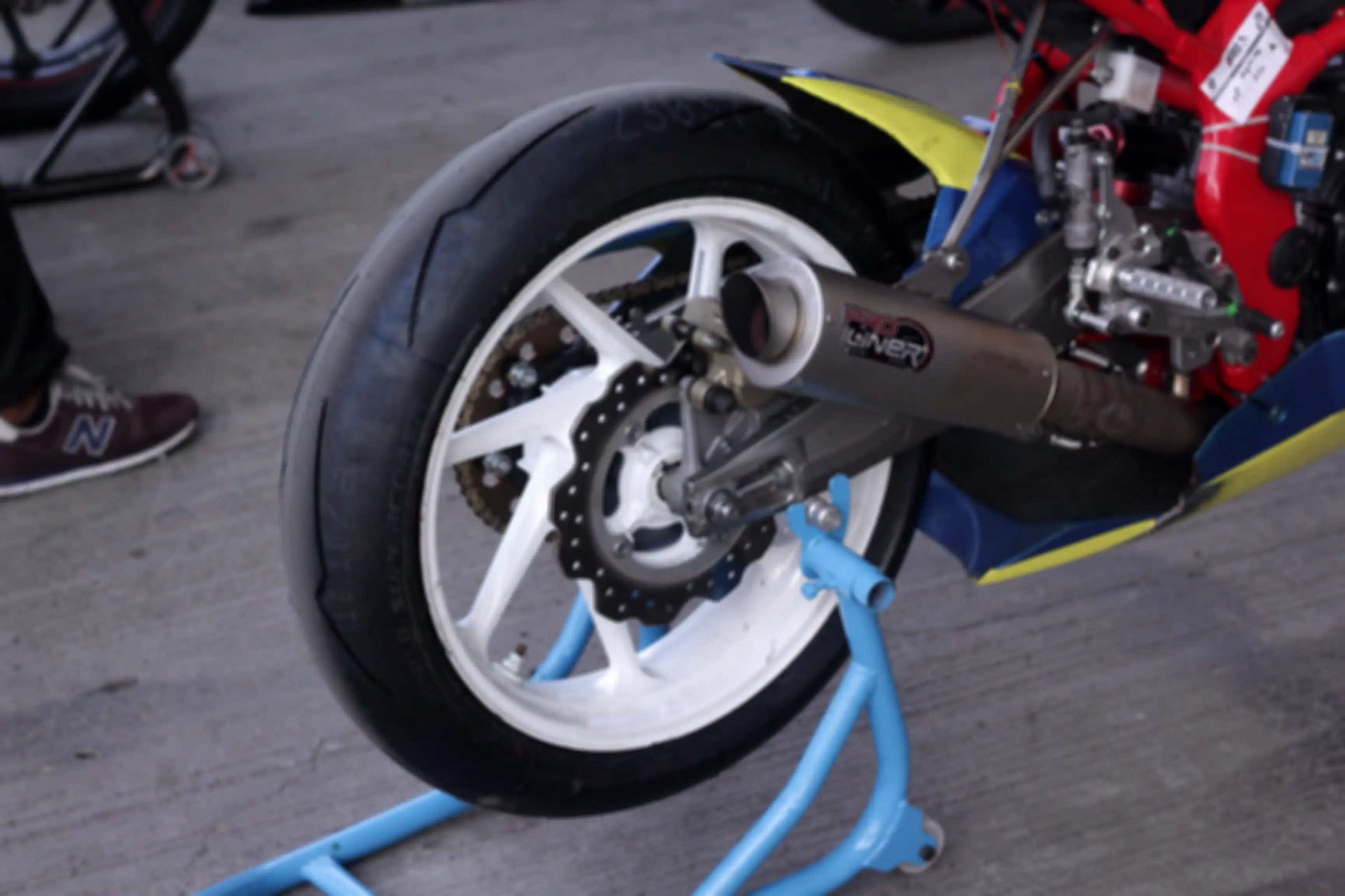 Semua motor yang ikut Kejurnas Sport 250 Mandalika racing series wajib pakai ban Pirelli Diablo Supercorsa. 