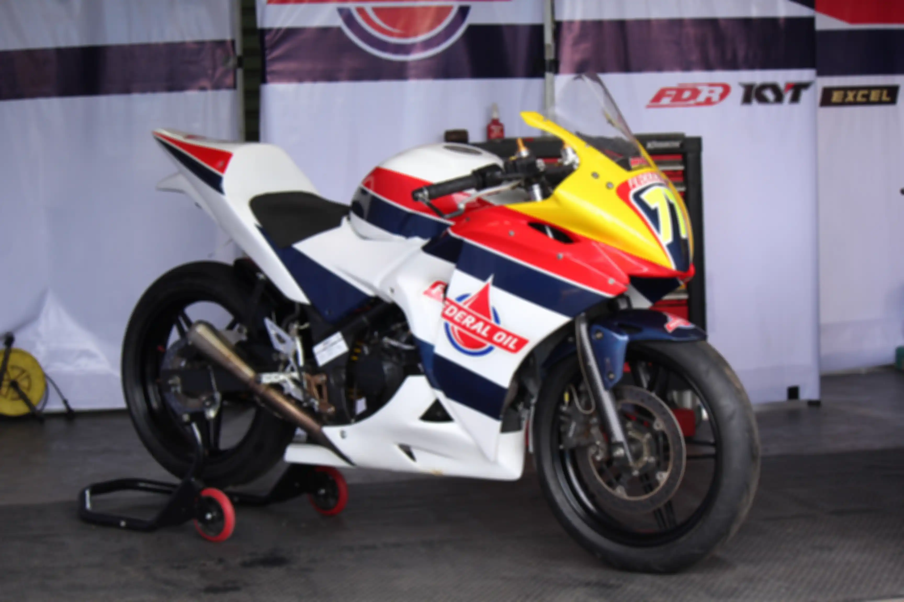 Saat itu menunggangi Honda CBR250R dan Honda CBR600RR. 
