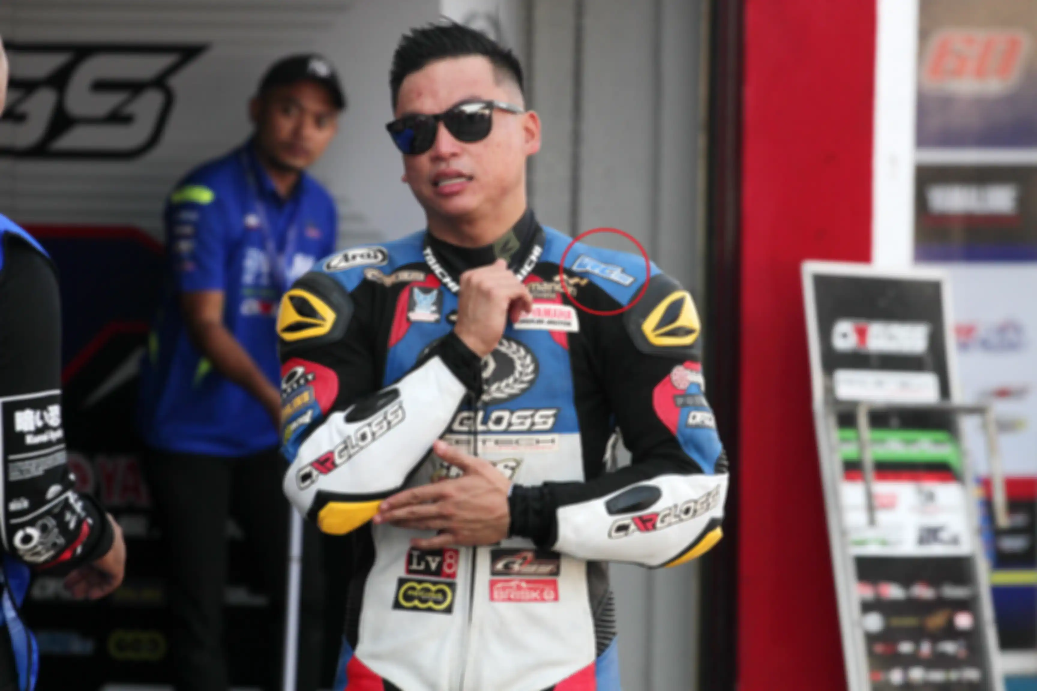 Eric Saputra dari Yamaha TDR Cargloss RRS juga terlihat logo IRC pada baju balapnya. 