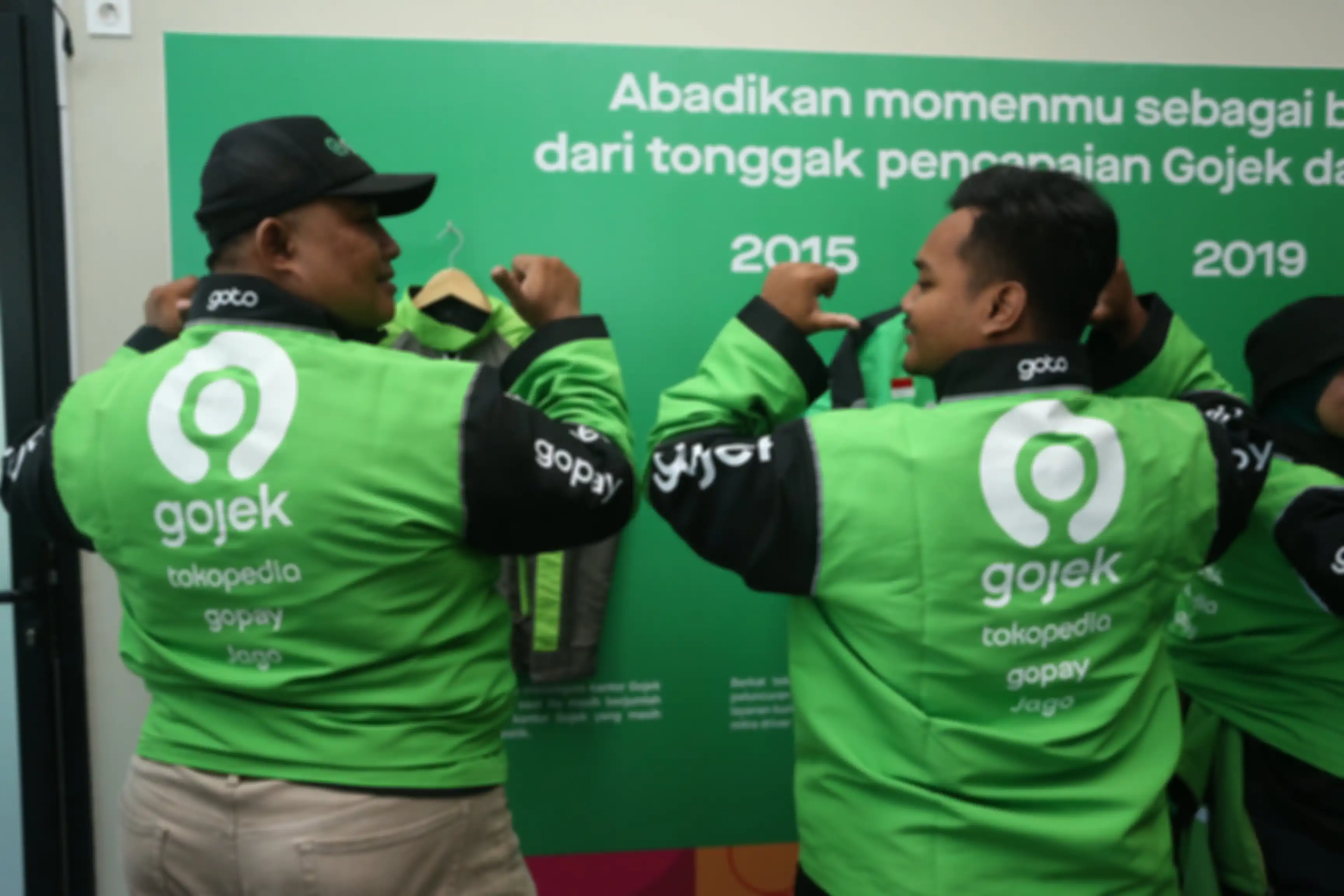 Desain jaket motor baru Gojek yang bisa dipakai para driver ojol.