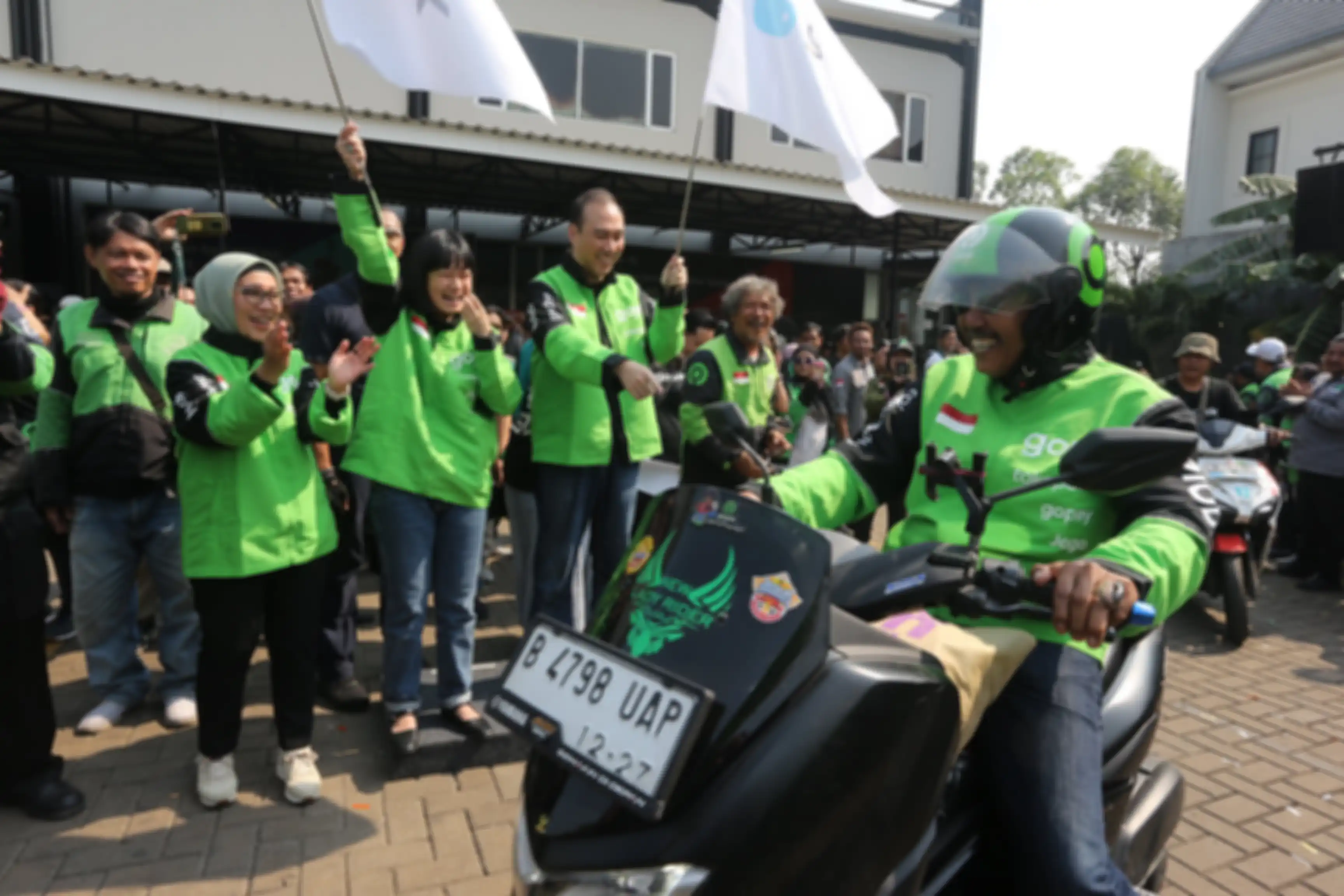 Perilisan driver ojol sebagai mitra Gojek dengan jaket motor baru.