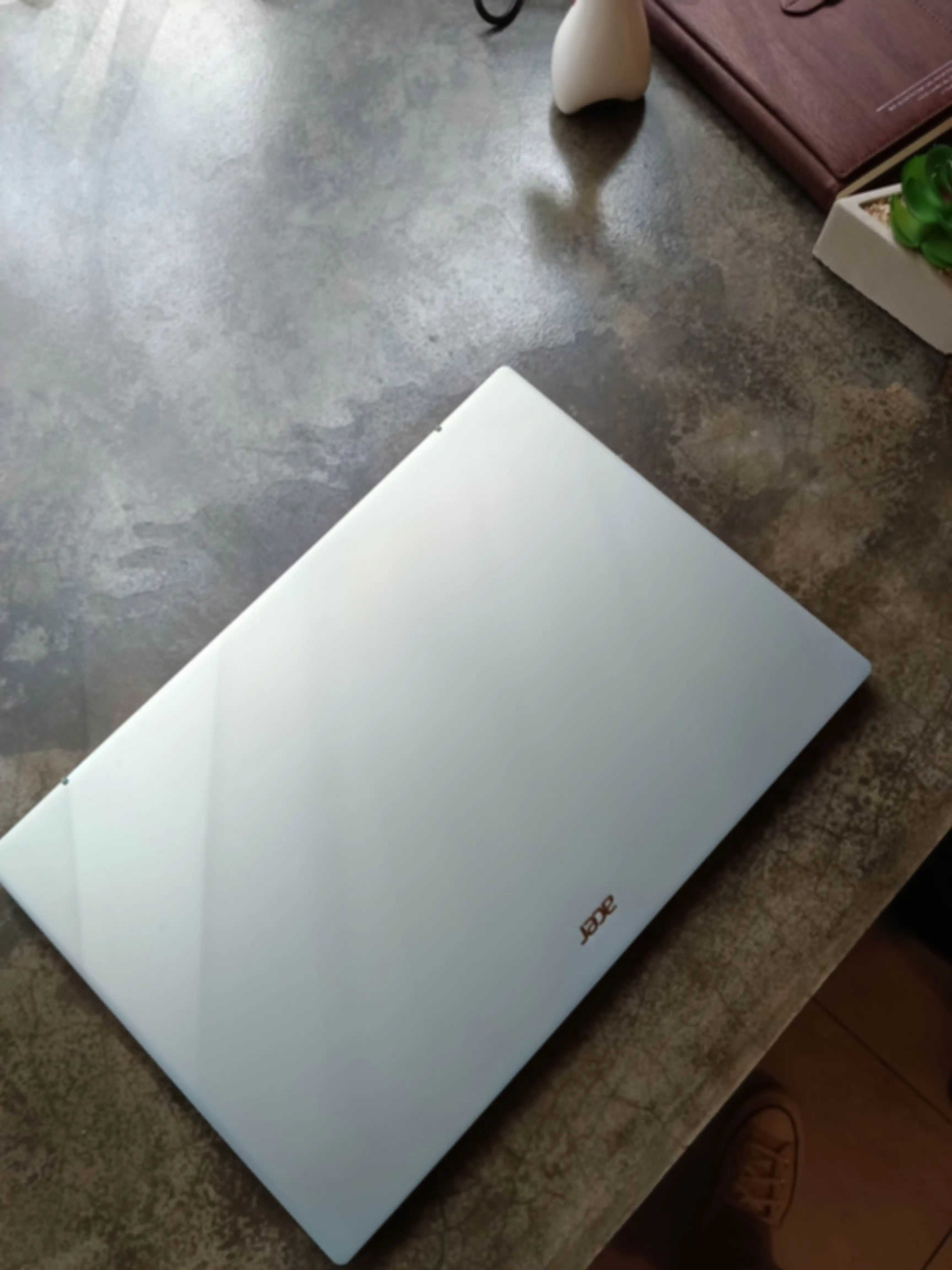 Bagian atas laptop Acer Swift Edge yang nyaman untuk dipegang