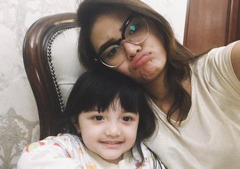 Manisnya Kedekatan Aurel Hermansyah Menyuapi Arsy Hermansyah