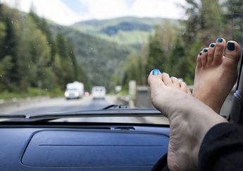 Dilarang Meletakkan Kaki di Atas Dasbor Mobil, Inilah Faktanya