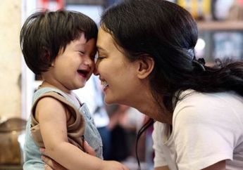 Lucunya Salma Jihane Putri Dewanto Bermain Pasir Pantai, Tergemas!