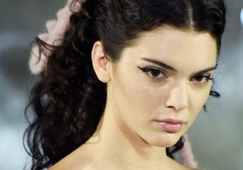 Penampilan Seksi ala Kendall Jenner dengan Cami Crop Top dan Flare Jeans!