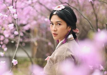 Manis Banget, Lihat Style Fashion Dian Sastrowardoyo Mengenakan Midi Pleated Skirt di Korea yuk!