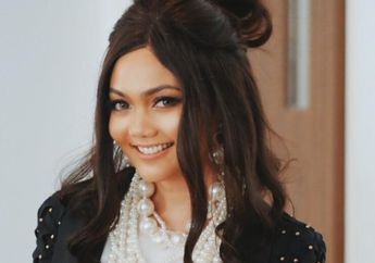 Kenakan Dress Nuansa Dusty Pink, Gaya Rina Nose Feminin dan Manis Banget!