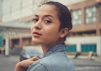 Tampil Beda dengan Wavy Hairstyle, Contek nih Gaya Putri Marino!