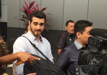 Fachri Albar Jalani Sidang Perdana Kasus Narkoba, Istri Setia Temani