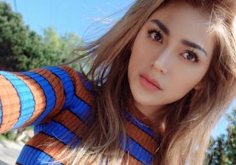 Jessica Iskandar Pamer Pose Seksi di Tangga sambil Tiduran, Stocking yang Dipakai Curi Perhatian!