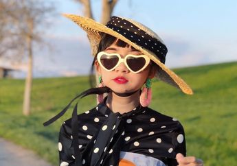 Gaya Fashion Colorful ala Beauty Blogger, Diana Rikasari dengan Kaos Rainbow, Berani Coba?