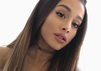 Serba Ungu, Ariana Grande Tampil Nyentrik di Coachella 2018!
