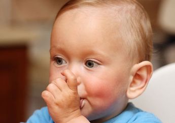 4 Masalah Kesehatan Akibat Bayi Mengisap Jempol,  Harus Diatasi!