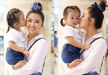 Panen Daun Bawang, Lihat Penampilan Sederhana Sarwendah dan Putrinya, Thalia Putri Onsu deh!