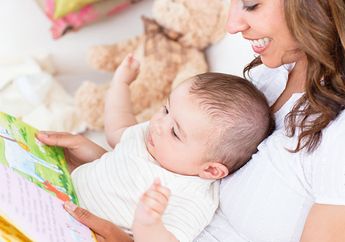 Mulai Terlupakan, Ini 4 Manfaat Menakjubkan Mendongeng Sebelum Anak Tidur