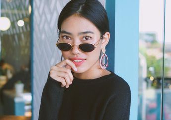 Padukan Blazer dengan Sepatu Boots, OOTD Alika Islamadina Jadi Super Keren!