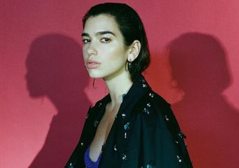 Dua Lipa Tampil Nyentrik dengan Over The Knee Boots Warna Shocking Pink, Super Kece!