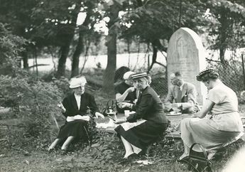 Hobi Aneh Orang-Orang Barat Zaman Dahulu, Piknik dan Makan Bersama di Kuburan!