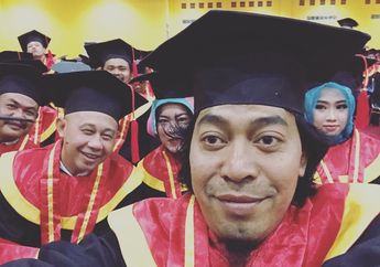 Akui Paling Malas Saat Masih Sekolah, Komedian Komeng Akhirnya Lulus S1 di Usia 47 Tahun