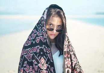 Tampil Kece Kenakan Two Tone Pants? Yuk Contek Mix and Match Simpel ala Marsha Aruan Sebagai Inspirasi Gayamu!