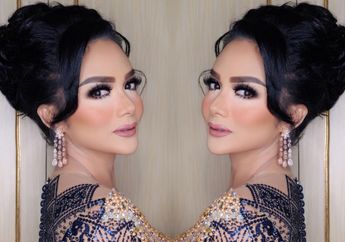 Beda Banget, Krisdayanti Tampil Sederhana Hanya dengan Maxi Dress Putih, Kepoin Gayanya deh!