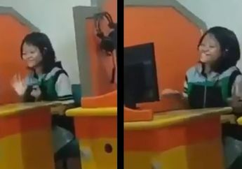 Asyik Mendengarkan Musik Lewat Headset, Aksi Gadis Belia di Warnet ini Curi Perhatian Netizen