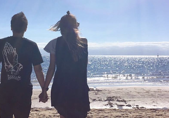 Segera Menikah, Nadine Chandrawinata dan Dimas Anggara Beserta Keluarga Terlihat di Bandara