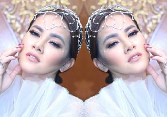 Dibilang Body Goals, Olla Ramlan Makin Seksi Memesona dengan Balutan Dress Gold Rancangan Barli Asmara