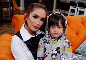 Ussy Sulistiawaty dan Shakeela Eleanor Tampil Kompak dengan Sheer Dress, Ibu dan Anak Sama-sama Cantik!