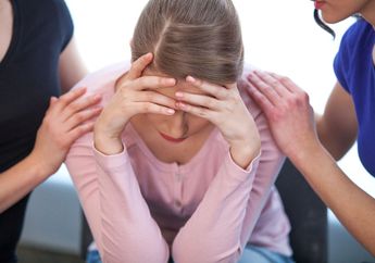 Tetap Tenang, Begini Cara Membantu Seseorang yang Mengalami Serangan Panik