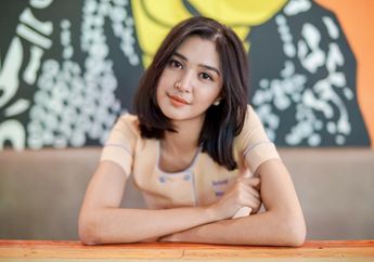 Tampil Seksi dengan Crop Top, Gaya Makeup Mikha Tambayong Malah Bikin Pangling!