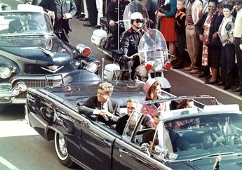 Pria Misterius Lambaikan Payung Hitam Jelang Pembunuhan John F. Kennedy, Siapakah Dia?
