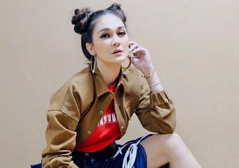 Tampil Nyentrik dengan Outfit Warna Terang, Intip Gaya Playful ala Luna Maya yuk!