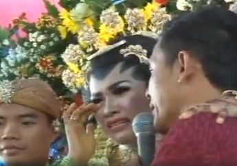 Pria Ini Menangis Dengan Mempelai Perempuan di Pelaminan. Waduh Kenapa Ya? 