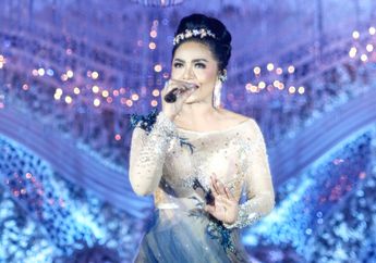 Penampilan Glamor Krisdayanti Jadi Sorotan Saat Buru-Buru Lewati Dapur