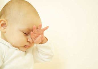 Orang Tua Wajib Tahu, Inilah 4 Sebab Bayi Sering Mengucek Mata