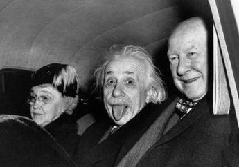 Ternyata Ini Kisah Nyata di Balik Foto Menjulurkan Lidah Albert Einstein yang Sangat Terkenal
