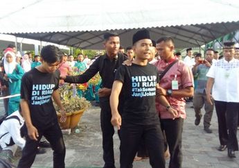 Berorasi Ketika Presiden Berpidato, 2 Mahasiswa Berkaoskan 'Hidup di Riau Tidak Semanis Janji Jokowi' Dicekuk Paspampres