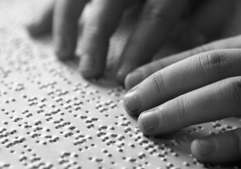 Bukan Hitam, Lantas Apa yang Dilihat Oleh Para Tunanetra?