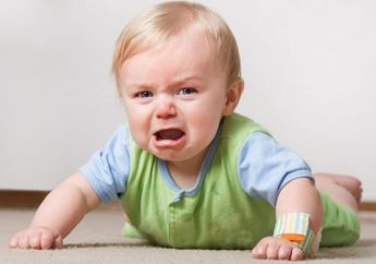 Dari Menendang Sampai Memukul Kepala, Kenali Lebih Dekat Berbagai Bahasa Tubuh Si Kecil