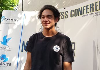 Dekil dan Kucel, Adipati Dolken Nyaris Tak Dikenali di Poster Film Terbarunya