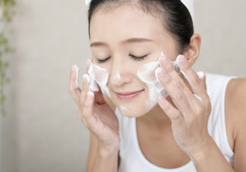 Angkat Sel Kulit Mati di Wajah dengan 3 Rekomendasi Facial Scrub di Bawah Harga Rp 60 Ribu Ini yuk!