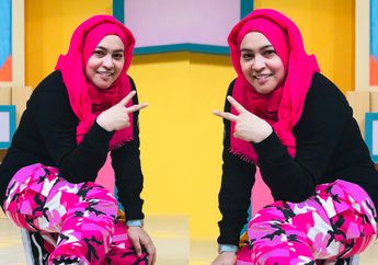 Bergaya Kasual dengan Celana Floral, Penampilan Astrid Kuya Mirip dengan Boneka?