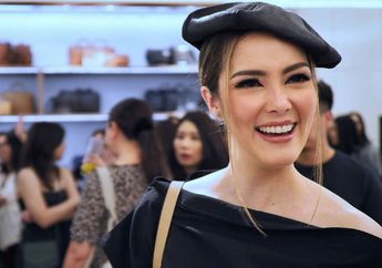 Gaya Denim on Denim ala Cathy Sharon yang Cocok Buat Outfit Weekend, Keren Banget!